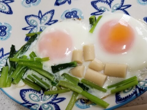 小松菜と魚肉ソーセージのダブル目玉焼き